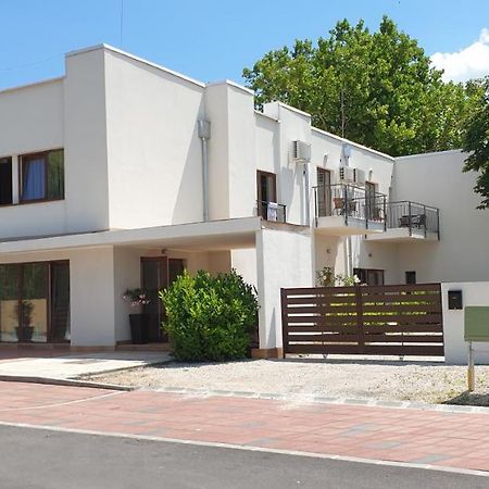 Garden Club Panzió Balatonmariafurdo Exterior foto