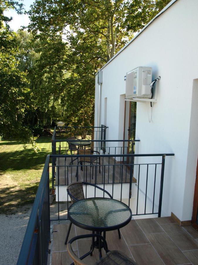 Garden Club Panzió Balatonmariafurdo Exterior foto