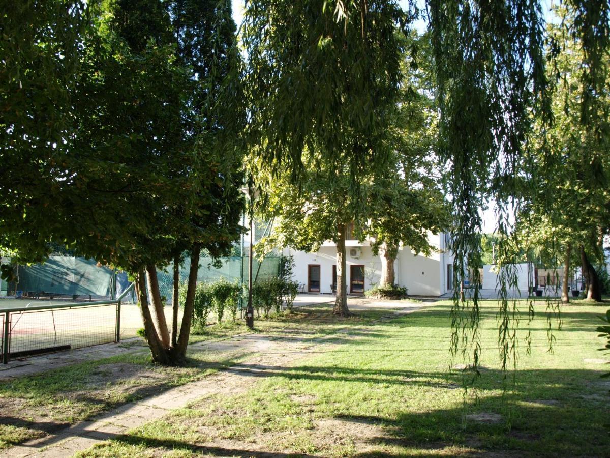 Garden Club Panzió Balatonmariafurdo Exterior foto