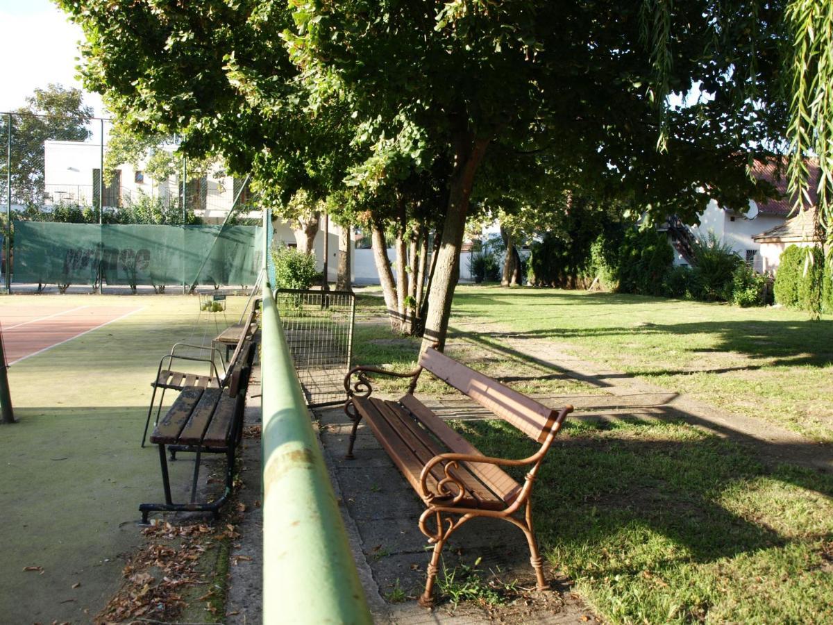Garden Club Panzió Balatonmariafurdo Exterior foto