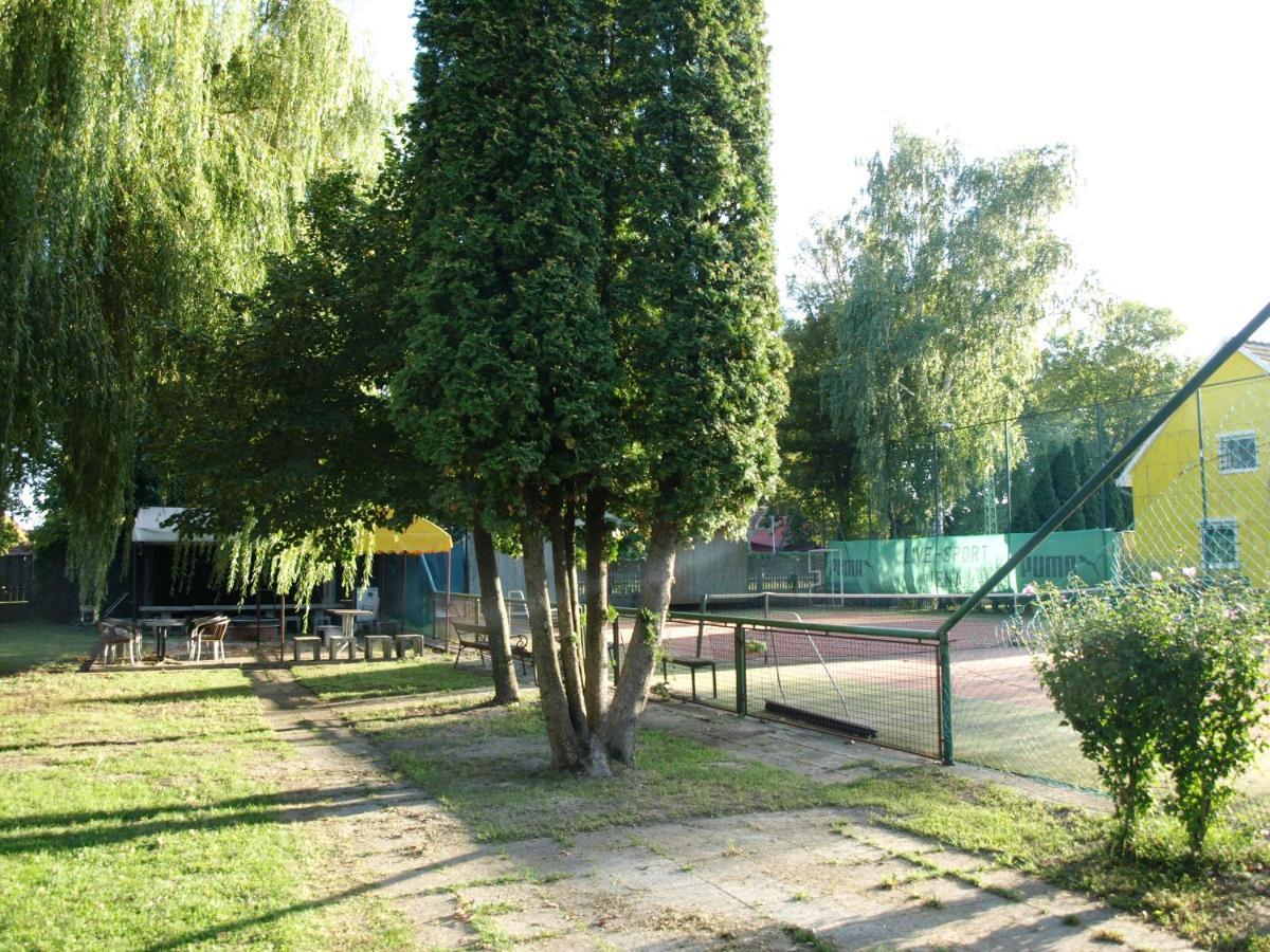 Garden Club Panzió Balatonmariafurdo Exterior foto